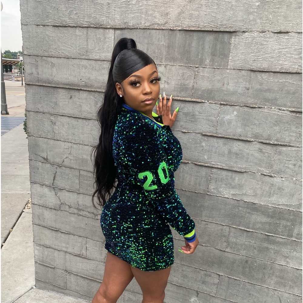 I amselling a ShaneJustin dress I wore it once only in the pictures its a medium